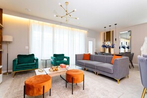 TV - Heroes and Princess Brand New 5 bedrooms with private pool at Windsor Island Resort! (Davenport)