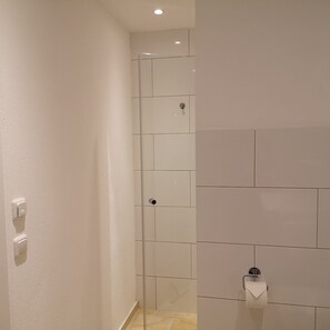 Douche, sèche-cheveux, serviettes fournies, savon