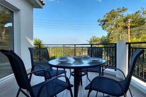Outdoor dining - Argaka Gardens (Argaka)