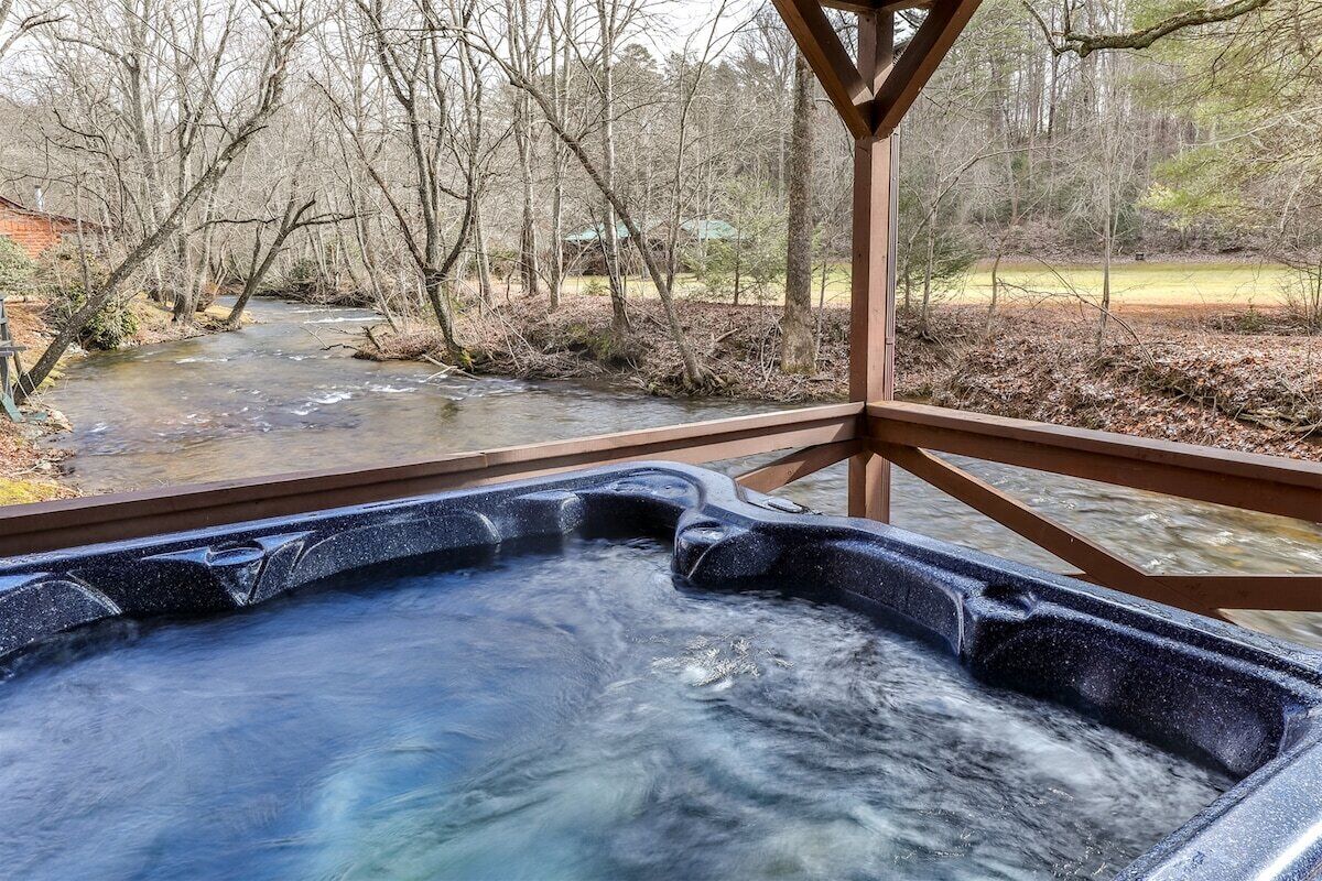 Outdoor spa tub