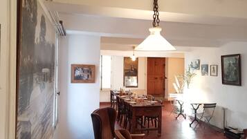 TĂ€gliches inbegriffenes einheimisches FrĂŒhstĂŒck