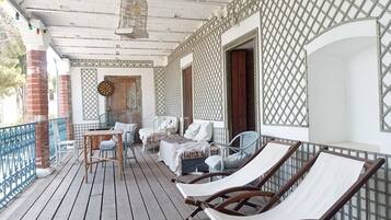 Gallery Room | Terrace/patio