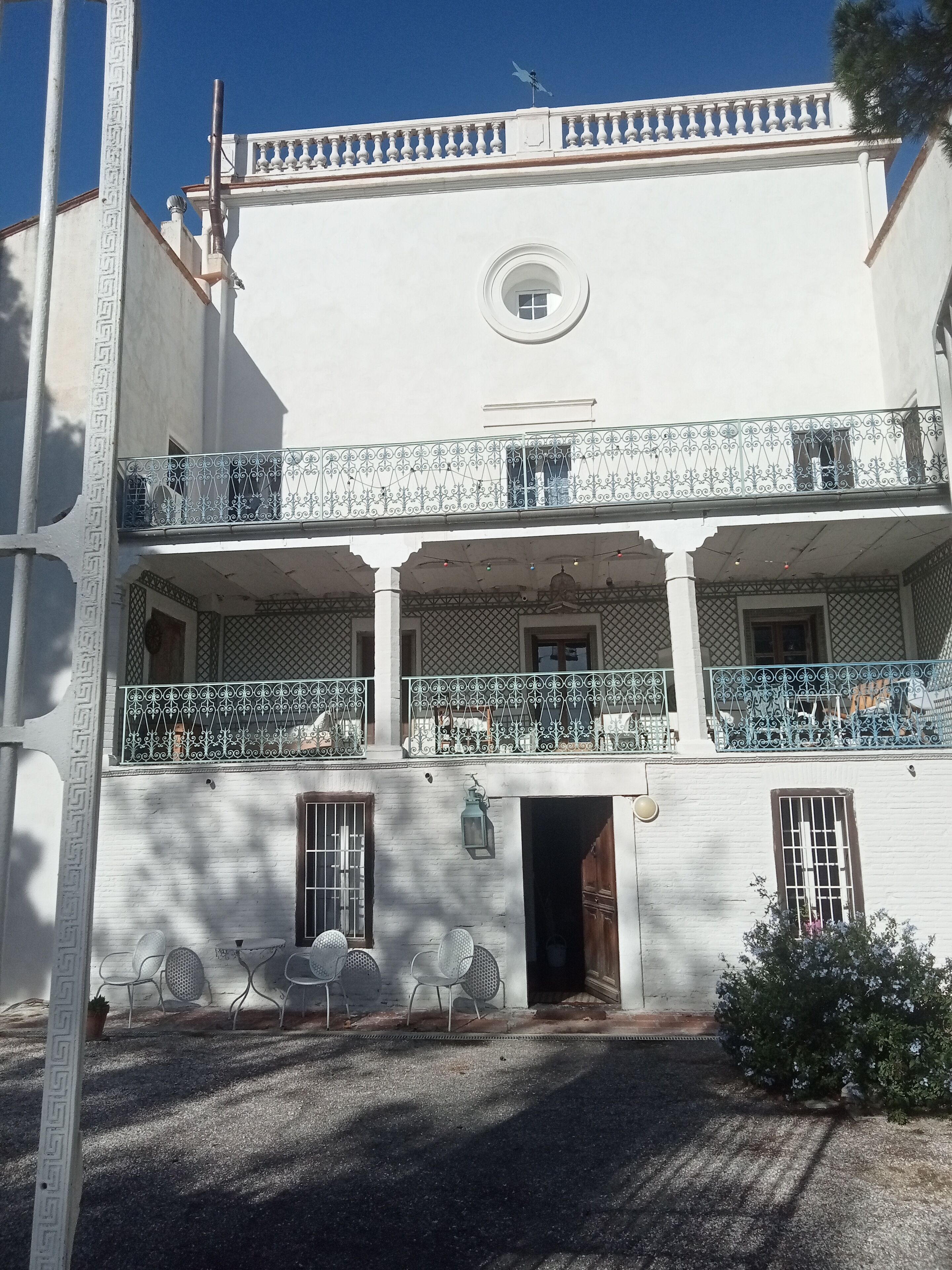 Vista frontal de la propiedad