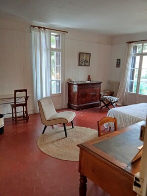 Chambre traditionnelle double | Décor unique, ameublement unique, bureau