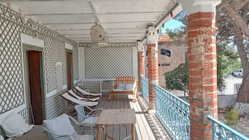 Gallery Room | Terrace/patio