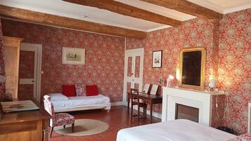 Classic Triple Room | Individually decorated, individually furnished, desk, laptop workspace