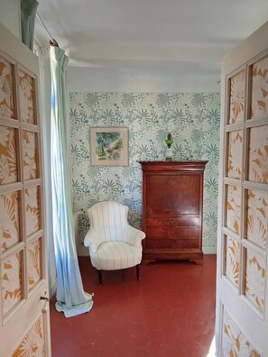 Individually decorated, individually furnished, desk, laptop workspace - Mas Palegry  (Perpignan)