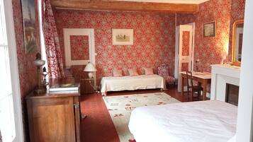 Klassieke driepersoonskamer | Individueel gedecoreerd, individueel gemeubileerd, een bureau