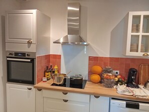 Køleskab/fryser i fuld størrelse, mikrobølgeovn, ovn, kogeplade