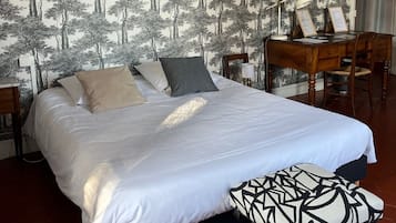 Traditional Double Room | Individually decorated, individually furnished, desk, laptop workspace