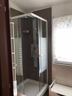 Douche, séchoir à cheveux, bidet, serviettes fournies
