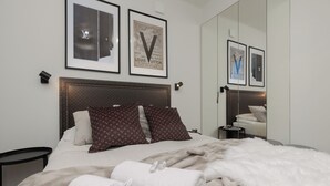 1 bedroom, bed sheets - Bracka Fashion Apartment by Renters (Warsaw)