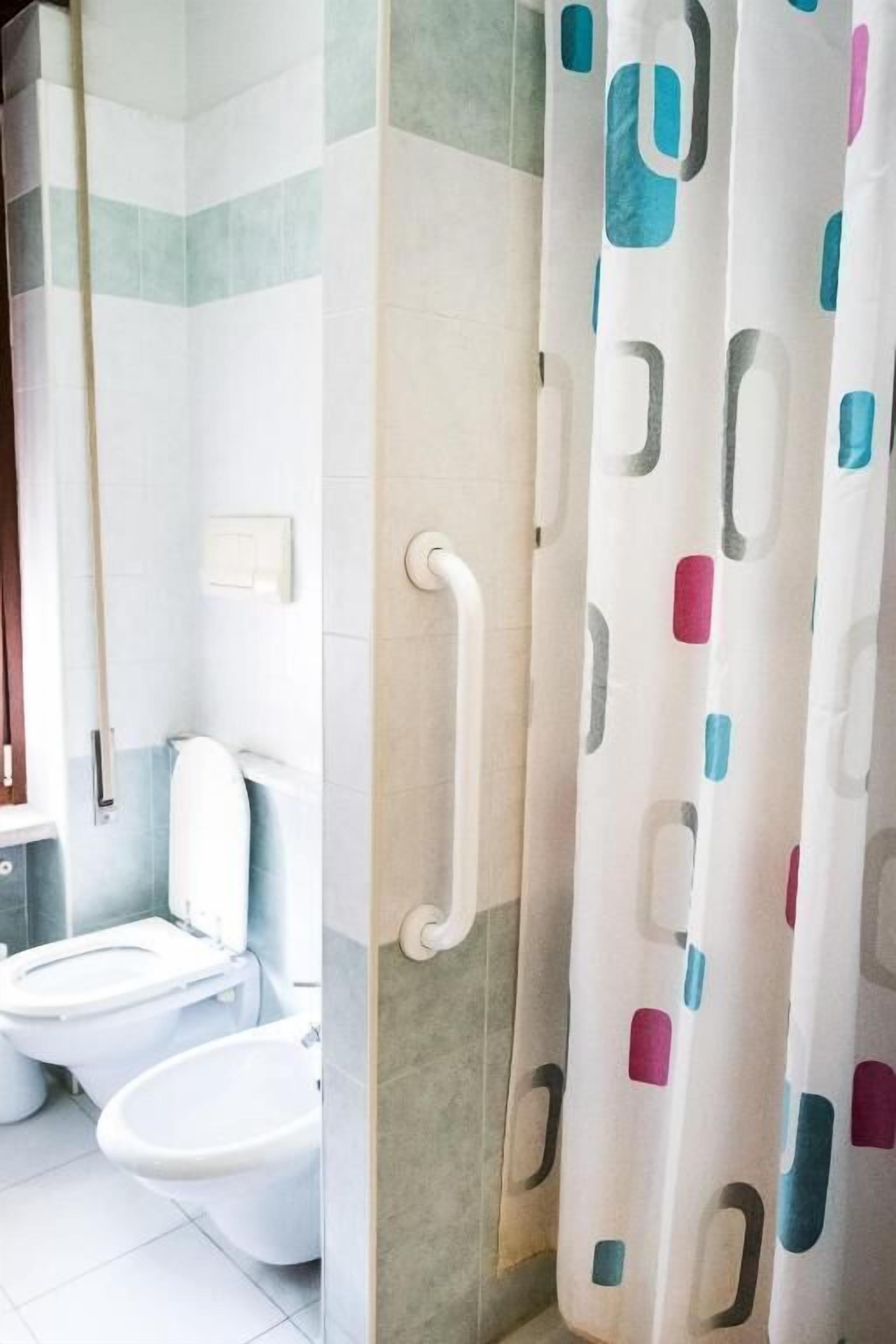 Basic Double Room | Bathroom | Towels