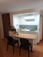 Suite estudio junior, 1 habitación | Cocina privada | Frigorífico grande, microondas, artículos de limpieza y congelador