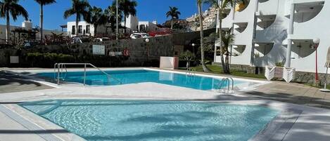 Una piscina al aire libre