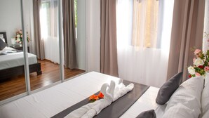 Une chambre d’hôtel avec un lit, un grand miroir et une vue sur l’extérieur.