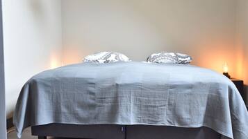 4 bedrooms, bed sheets