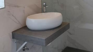 Douche, sĂšche-cheveux, serviettes fournies, savon