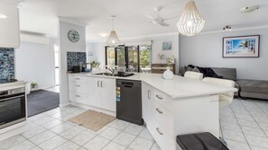 Fridge, microwave, oven, stovetop - Coogee Coastal Escape (SANDSTONE POINT)