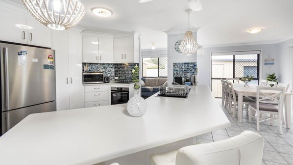 Køleskab, mikrobølgeovn, ovn, kogeplade