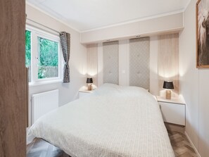 House | 2 bedrooms, individually furnished, bed sheets - Chalet in the Woods With Pool (Vledder)