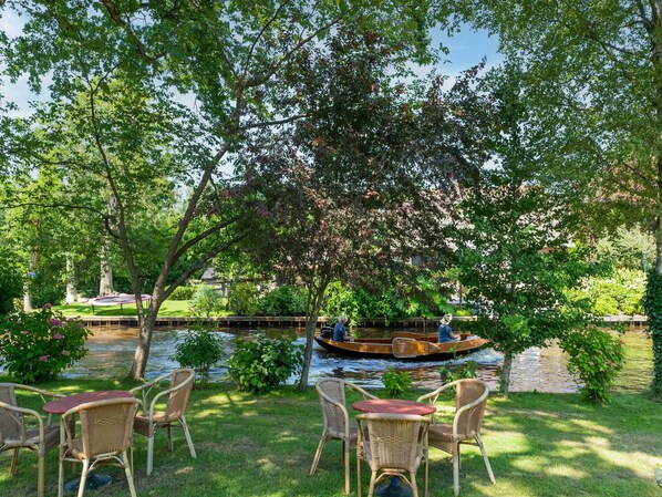 House | Garden - Group Home in Giethoorn With Waterside Terrace (Giethoorn)