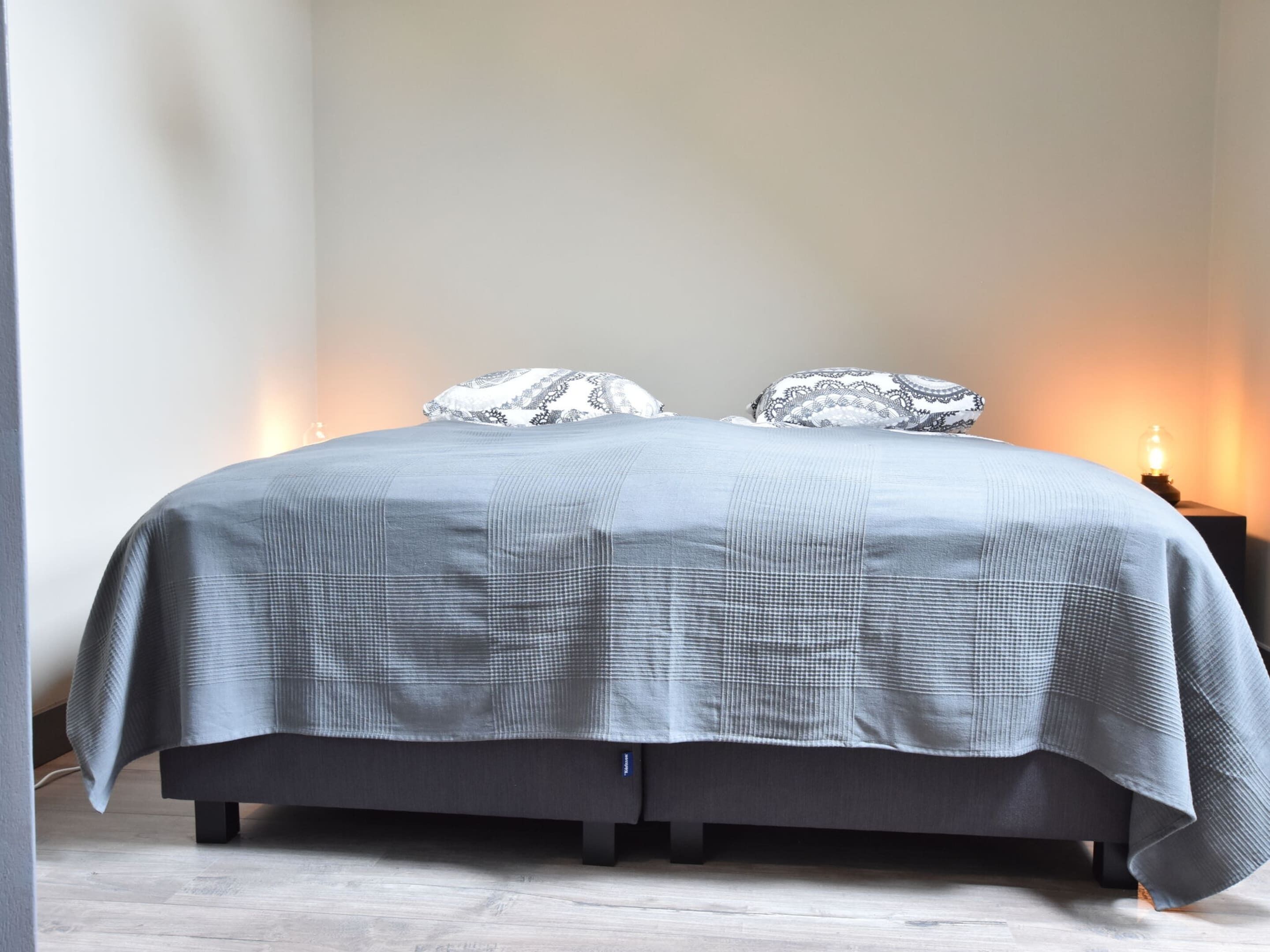 4 bedrooms, bed sheets