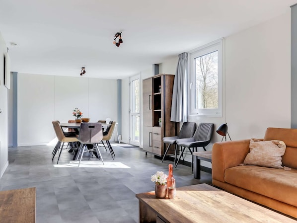 House | Dining - Lakeside Luxury; Sauna & Hot Tub (Noordwolde)