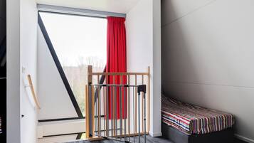 5 bedrooms, individually furnished, bed sheets