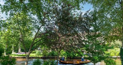 Farmhouse in Giethoorn by the Canals