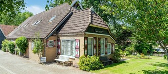 Farmhouse in Giethoorn by the Canals