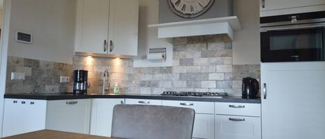 House | Dapur peribadi | Peti sejuk, kerusi tinggi