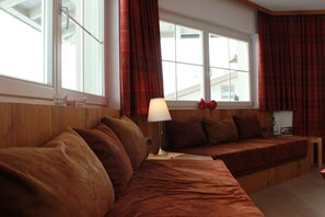 Fernseher, DVD-Player, Bücher