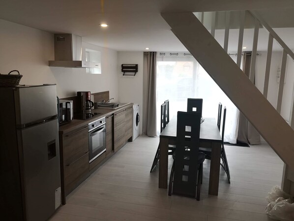 ثلاجة، فرن، موقد طهي مسطح، غسالة أطباق