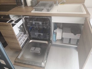 ثلاجة، فرن، موقد طهي مسطح، غسالة أطباق