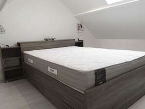 1 habitación, insonorización, tabla de planchar con plancha y wifi 