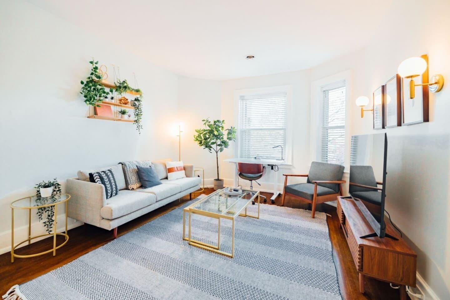 Trendy 2/1 Apt near the Villages | Free Parking