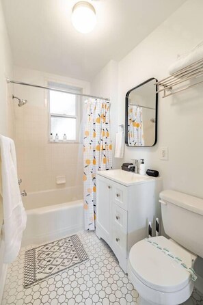 Hårtork, handdukar, tvål och schampo