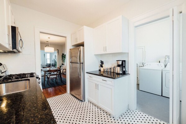 Refrigerador, microondas, horno y parrilla de estufa 