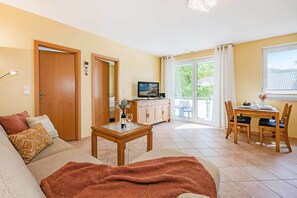 TV, books, stereo - Strandnahe Ferienwohnung mit Balkon und Parkplatz (Ückeritz)