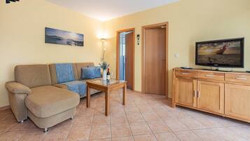 Fernseher, Bücher, Stereoanlage