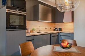 Fridge, microwave, oven, stovetop - Hochwertig Eingerichtetes Ferienappartment in Ruhiger Lage mit Wlan, Sauna und S (Zirchow)
