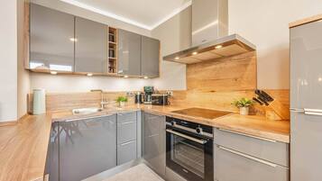 Fridge, microwave, oven, stovetop