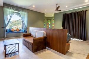 Elite Suite | Minibar, rollaway beds, free WiFi, bed sheets