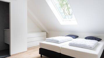 House | 12 bedrooms, individually furnished