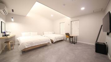 Kamar Twin Keluarga | Meja kerja, ruang kerja ramah laptop, dan tirai kedap cahaya