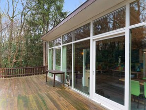 House | Balcony - Forest House in Norg With Private Sauna (Norg)