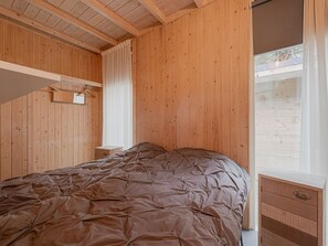 3 bedrooms, individually furnished, bed sheets - Forest House in Norg With Private Sauna (Norg)