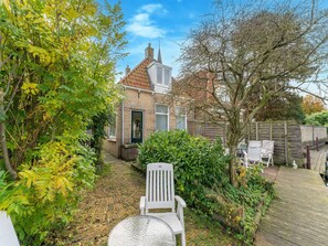 House | Garden - Waterside Stay With Private Jetty (Heeg)