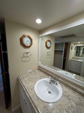 Shower, eco-friendly toiletries, towels, soap - Ocean & Mountain View Studio in a Resort-Like Complex. Makaha Valley, West Oahu (Waianae)